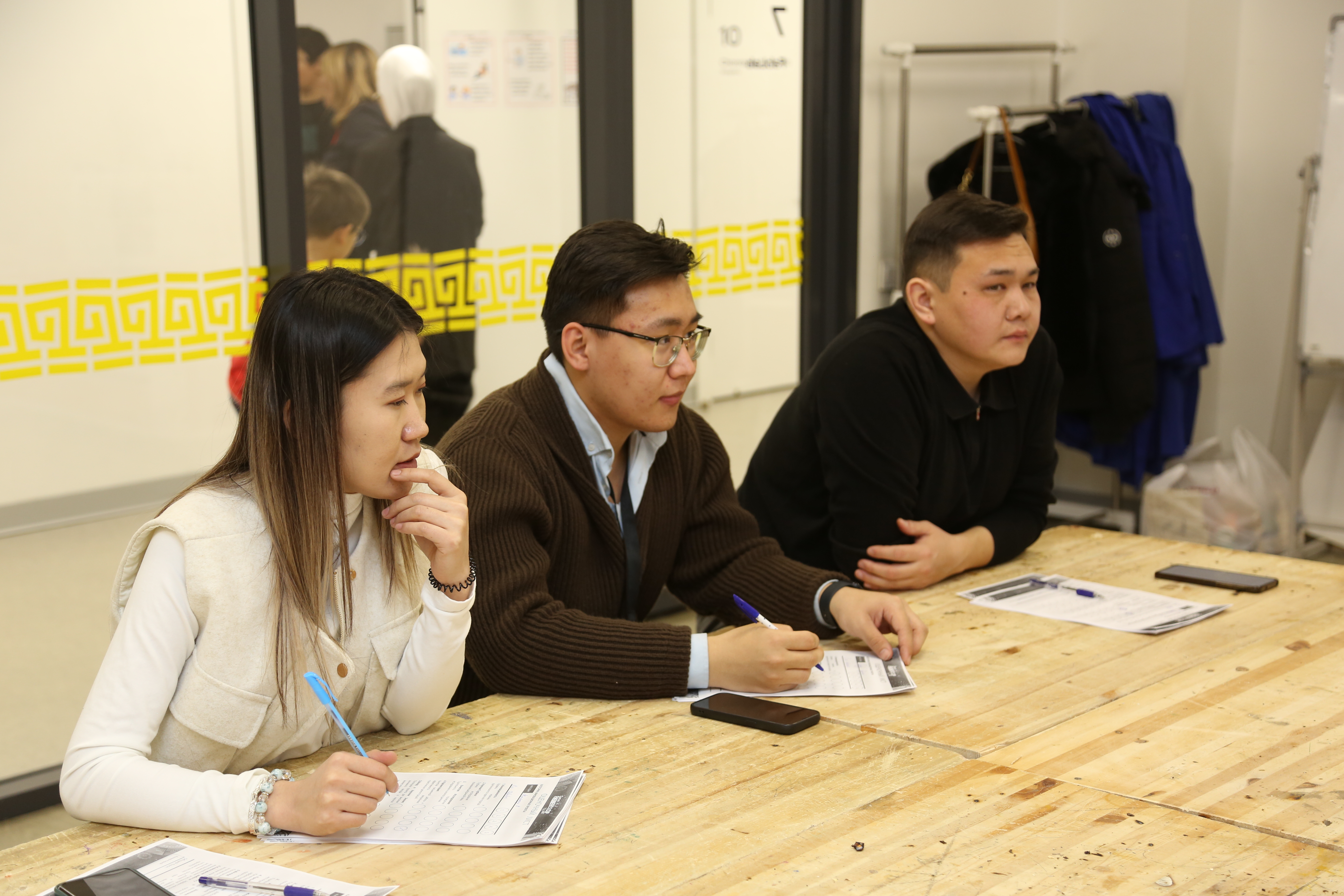 Преподаватель объясняет материал